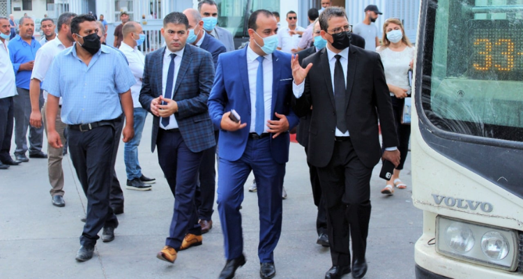 صور : وزير النقل واللّوجستيك يستعمل الحافلة والمترو للتنقل إلى العمل