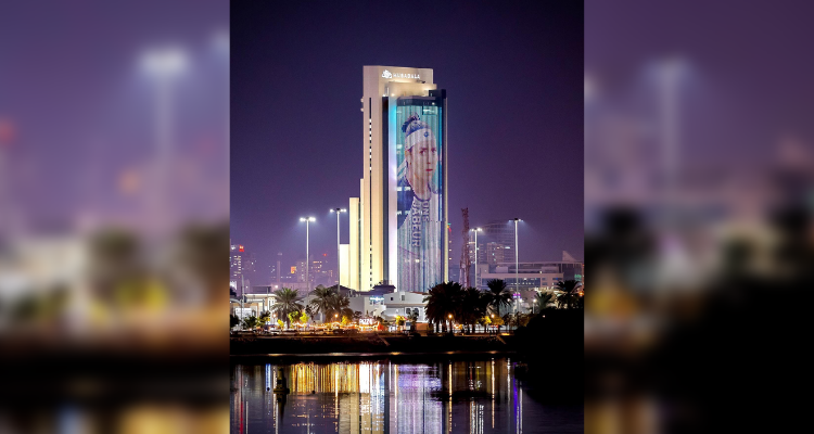 أنس جابر تظيء واجهة برج المبادلة في الامارات