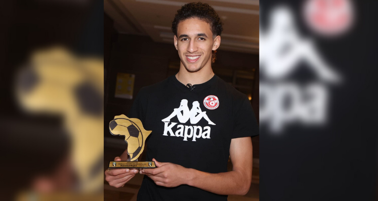 حنبعل المجبري يتسلم لقب أفضل لاعب إفريقي صاعد في 2021 (صور)