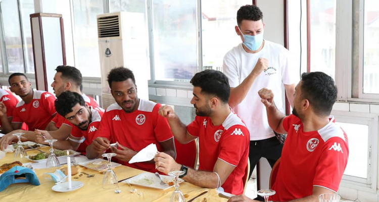 يوسف المساكني يلتحق بمقر إقامة المنتخب في الكاميرون (صور)