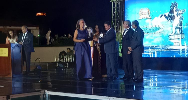 مهرجان الاسكندرية: نادية بوستة تتوج  بلقب أفضل ممثلة لسنة 2021
