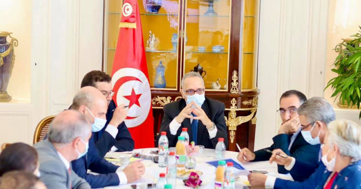 إستعداداً لعودة التونسيين بالخارج : سفير تونس بفرنسا يجتمع بمختلف الهياكل لمتابعة سير الخدمات القنصلية