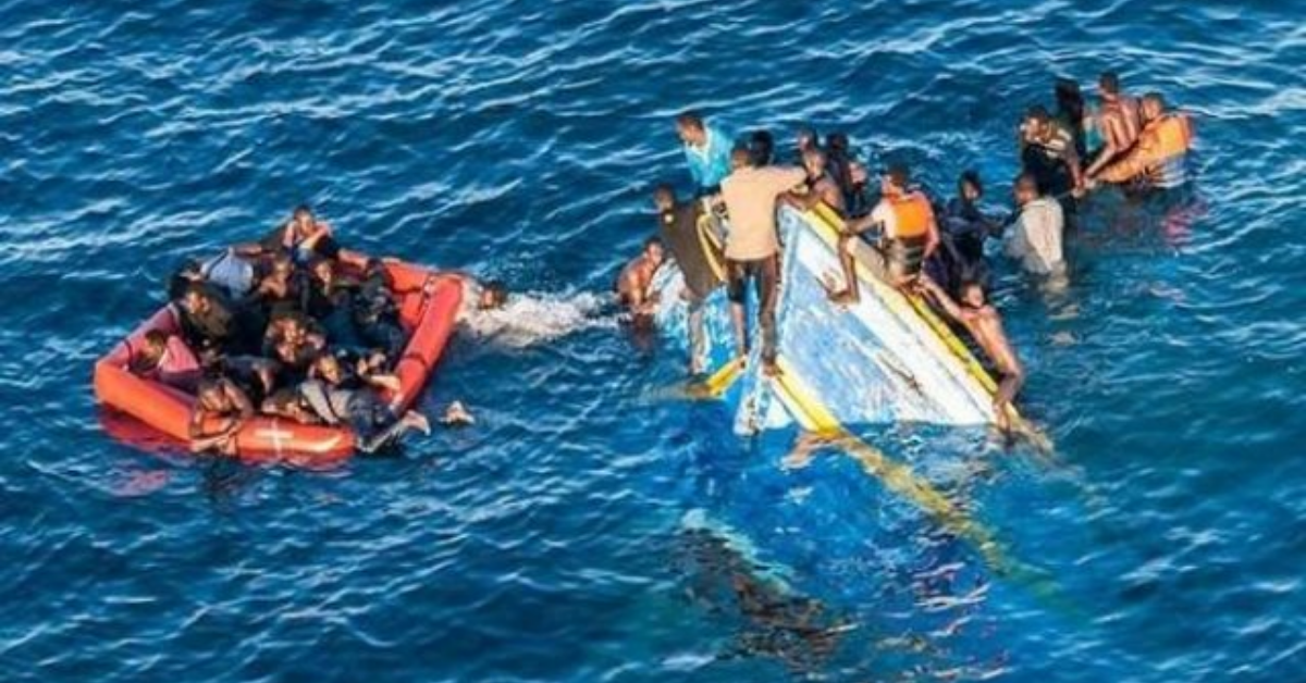 كانوا بصدد إجتياز الحدود خلسةً: الوحدات البحرية بصفاقس تنقذ 25 شاب كادت مركبهم أن تغرق