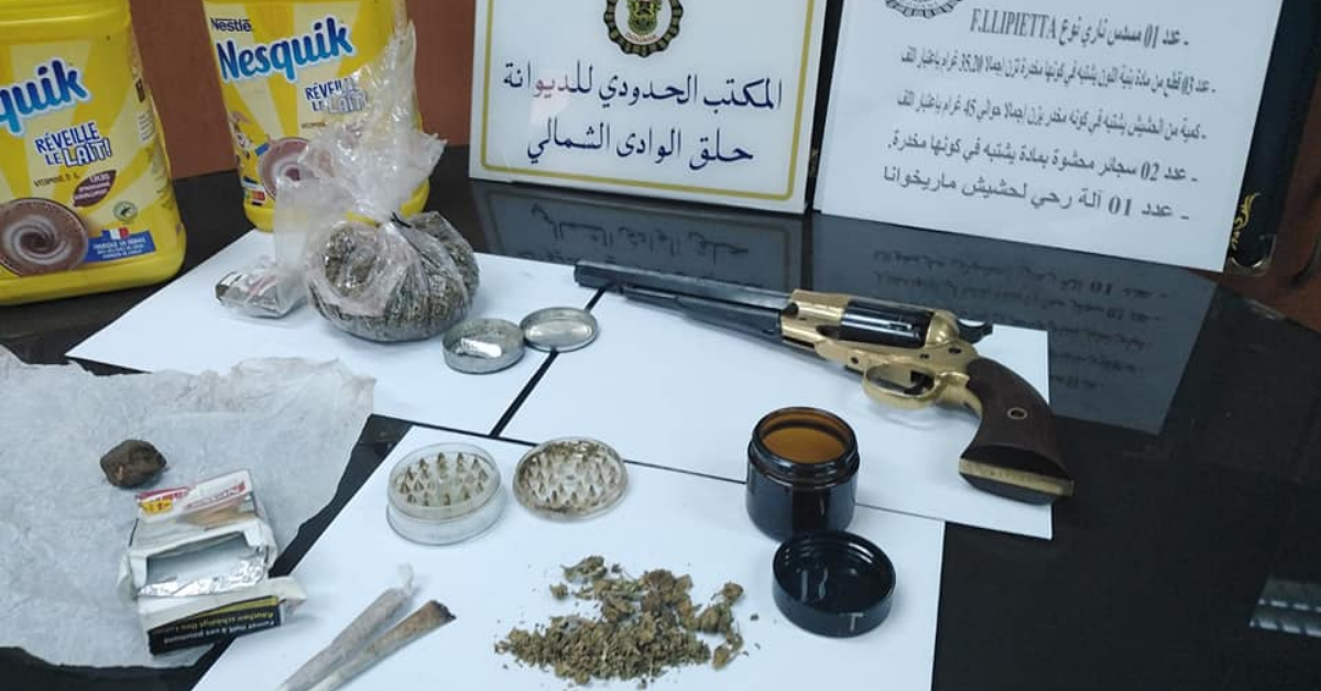 بحوزة مسافر قادم من مرسيليا: إحباط محاولة تهريب مسدس وكمية من الحشيش