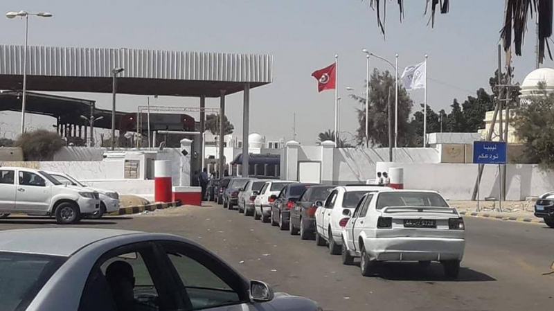 للقادمين من ليبيا إلى تونس لماذا تختلف الإجراءات جوا و برا ؟